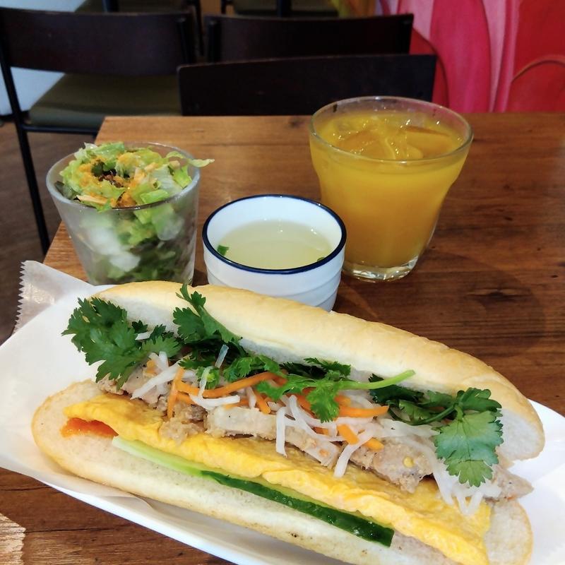 スパイシーチキンバインミー(アジアの屋台飯ＬＯＴＵＳ（ロータス）)