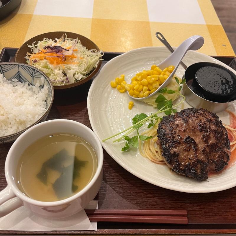 黒胡椒のいただきハンバーグ定食、ソフトドリンク付き(肉汁ハンバーグITADAKI)