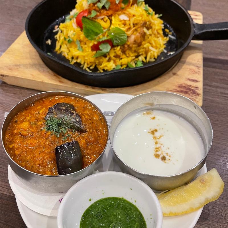 チキンビリヤニ＋揚げなすのミニカレー(ソーラスパイストウキョウ 川崎アゼリア店)