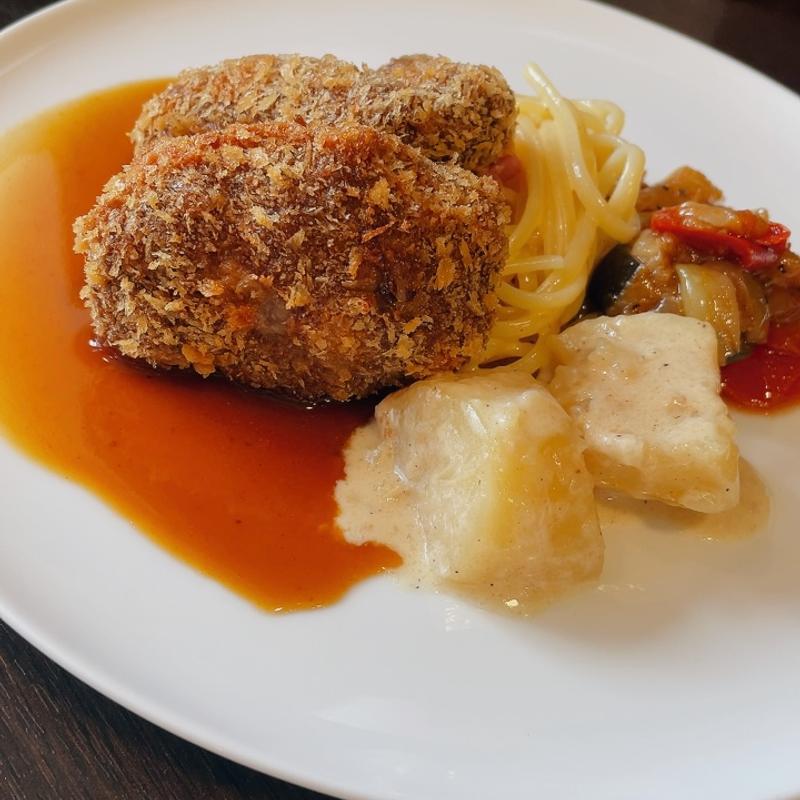 ポークパテのメンチカツとカルボナーラ、ラタトゥユ添え(欧風食堂トーマ)