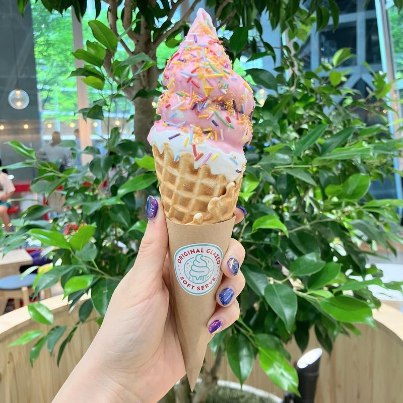 オリジナルグレーズドソフトクリーム ストロベリースプリンクル(クリスピー・クリーム・ドーナツ 東京国際フォーラム店)