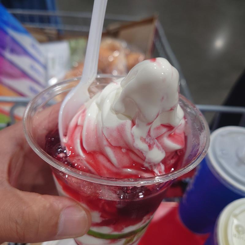 ダークチェリーサンデー

(コストコホールセール　 新三郷店　ベーカリー （COSTCO）)