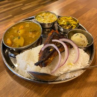 菜食ターリーセット+天然黒鯛のスパイスマスタード焼き(東インド オディシャ食堂 Patsu Curry)