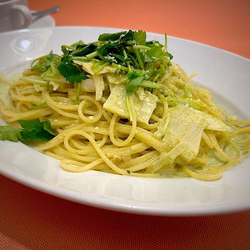 イカとたけのこ、あおさのクリームソース 三つ葉を添えて(マンマパスタ 狛江店)