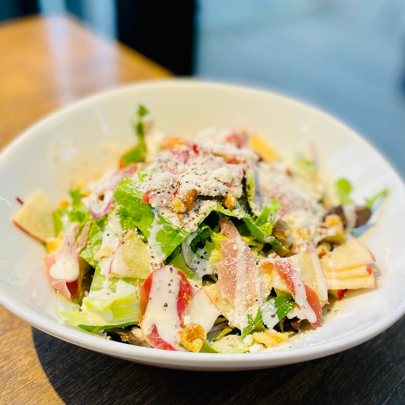 生ハムとリンゴのシーザーサラダ(GROWERS CAFE)