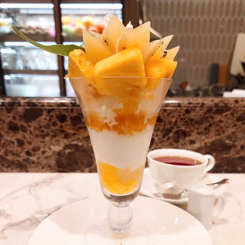 パイナップルとキウイのゴールデンパフェ(千疋屋総本店フルーツパーラー)