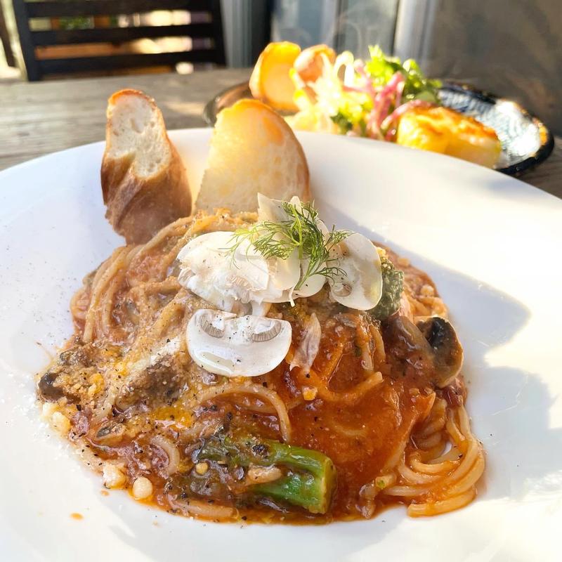 パンチェッタと菜の花・マッシュルーム・オイルサーディンのピリ辛トマトソーススパゲティ( TOLO COFFE&BAKERY(トロ コーヒーアンドベーカリー))