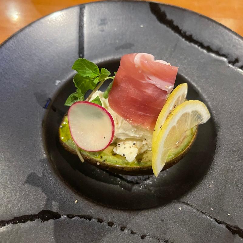 アボカドクリームチーズ乗せ(酒場 踊る仔馬亭 )