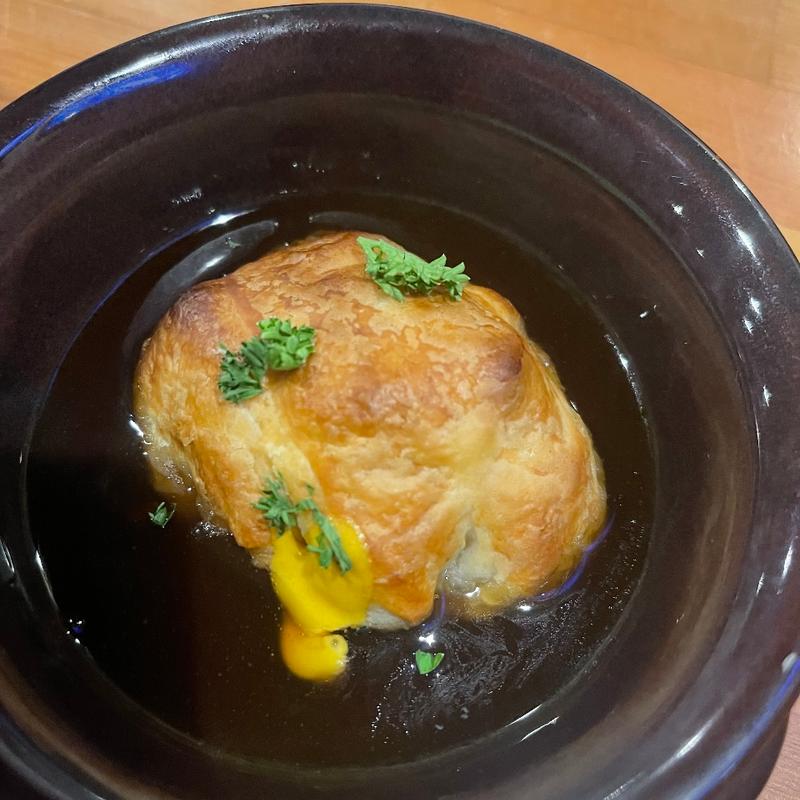 豚の角煮のパイ包(酒場 踊る仔馬亭 )