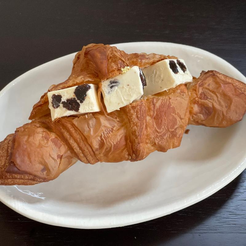 塩クロワッサンラムレーズン(マヨルカ ベーカリー)