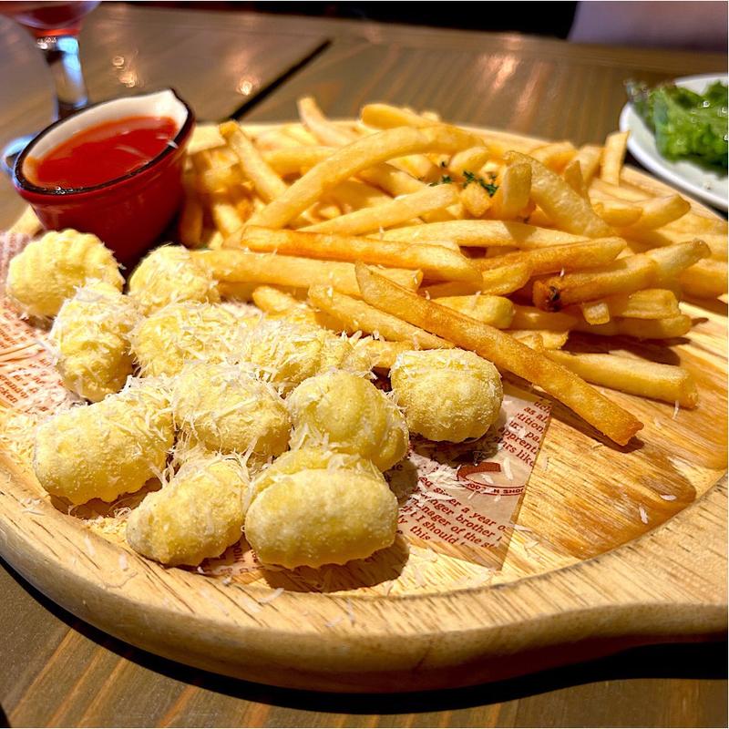 揚げチーズニョッキ＆フライドポテト(ワイン酒場 GabuLicious 仙台 （ガブリシャス）)