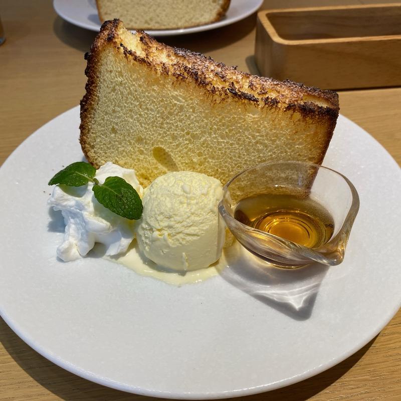 こんがり焼いたトーストシフォンとバニラアイス(chano-ma 梅田)