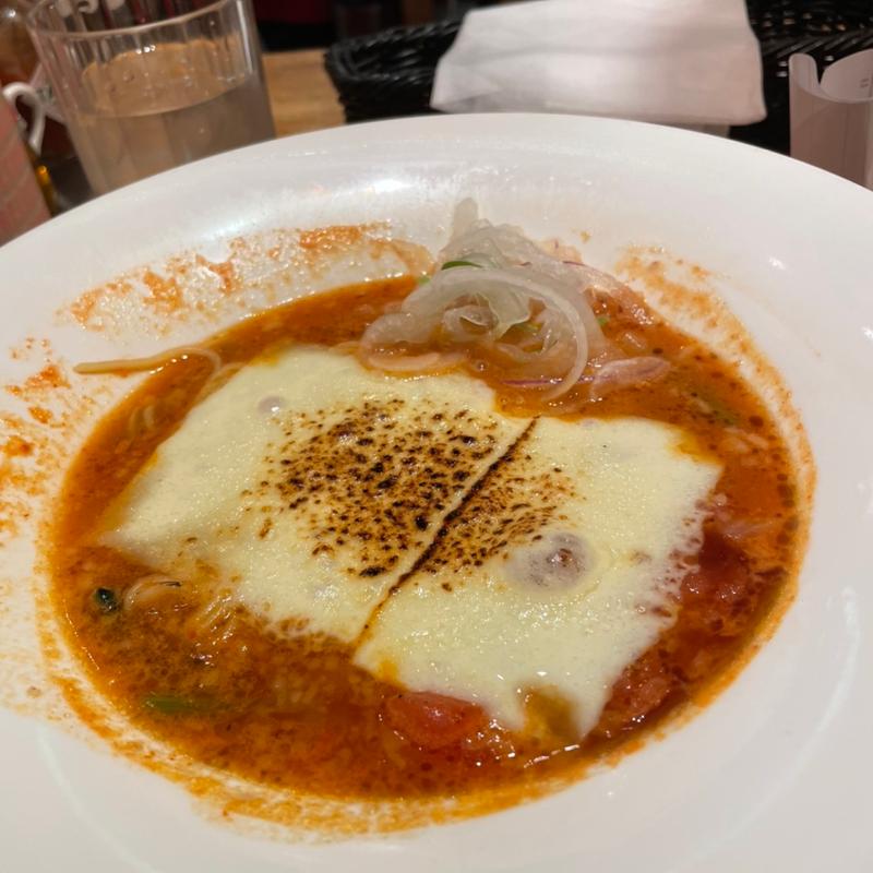 あぶりチーズらーめん(真っ赤なラーメン とまこ 三宮センタープラザ店)