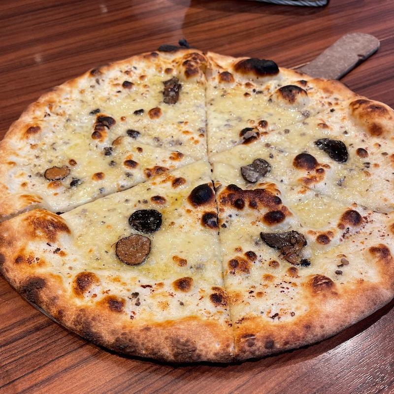 スペシャーレコース【ピッツァ】タルトゥーフォ・ネロ(セラフィーナ ニューヨーク さいたま新都心店)