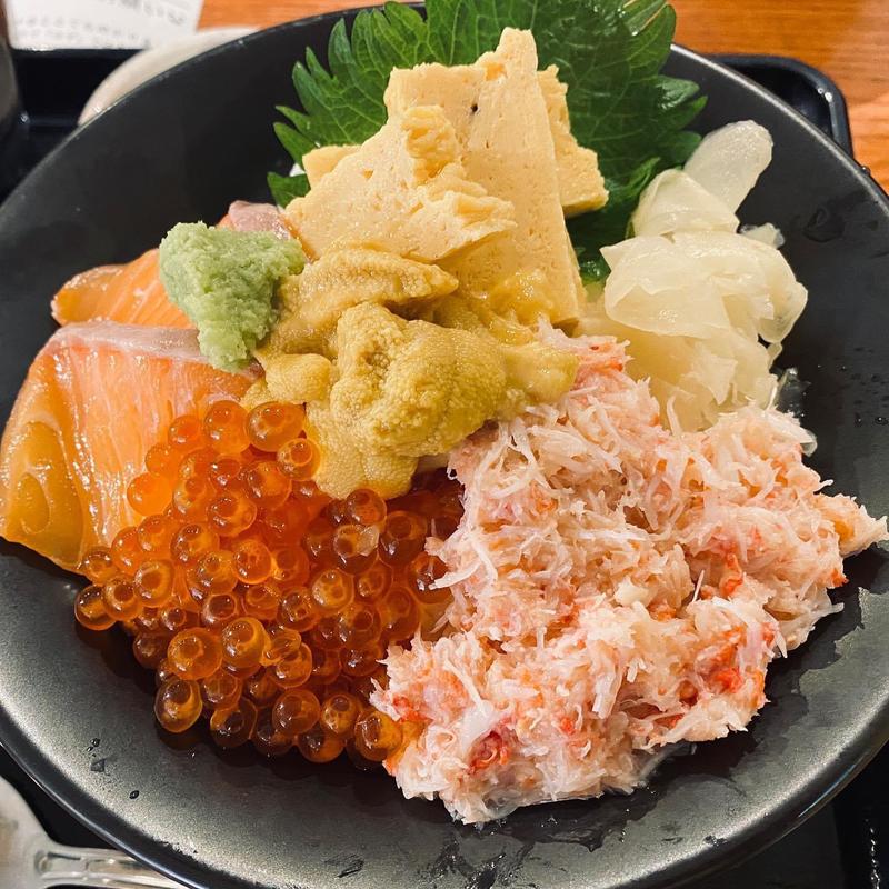 かにサーモンいくらうに丼(海さくら 蝦夷海（えぞうみ）‐EZOUMI‐)