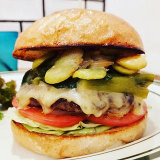 ライトスモークチーズバーガー+そら豆のペペロンチーノソース+つるむらさき(milia burger)