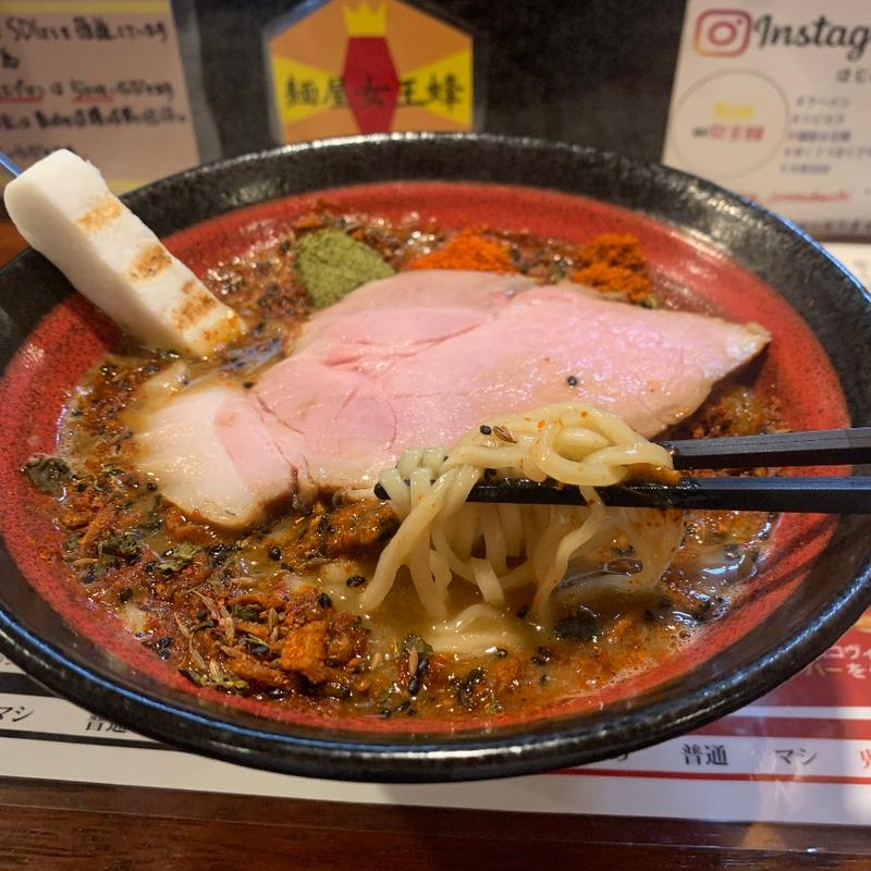 炙りチャーシュー入り女王蜂ラーメン(麺屋 女王蜂)