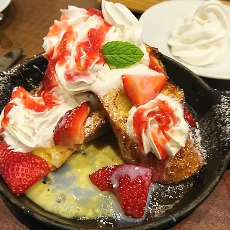 苺のフレンチトースト(倉式珈琲店 荻窪タウンセブン店)