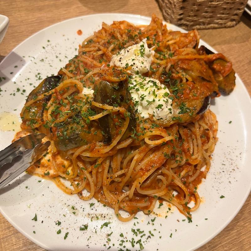 ナスとモッツァレラチーズのトマトソースパスタ(Beer Cafe グリル ベリーズ)