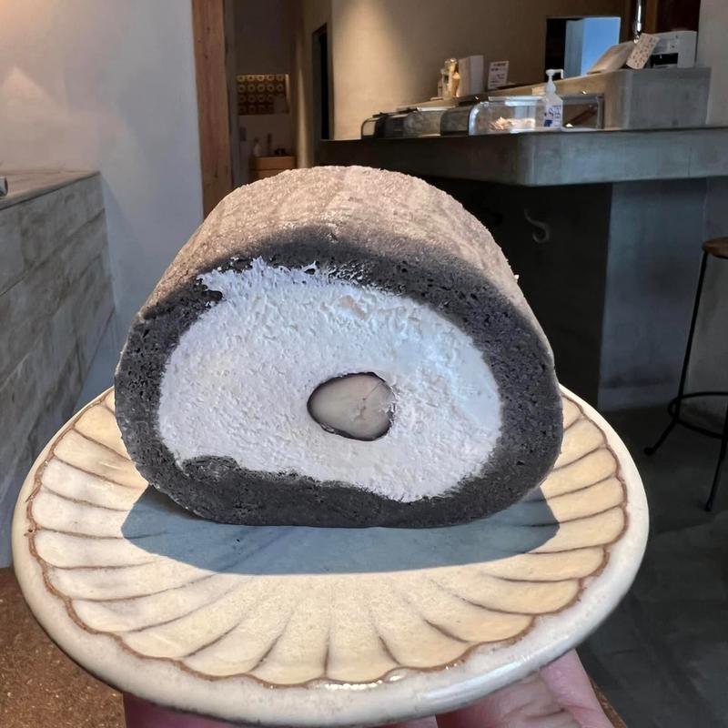 塩黒豆ロールケーキ(くろ)(しろいくろ)