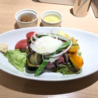 彩り揚げ野菜のローストビーフ丼(イタガキ フルーツ カフェ （ITAGAKI FRUIT CAFE）)