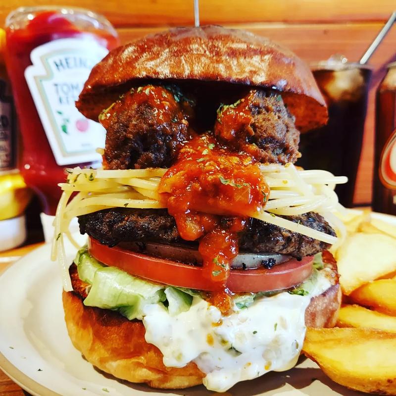 スパゲッティウィズミートボールオンバーガー(あべのDining BUZZ)