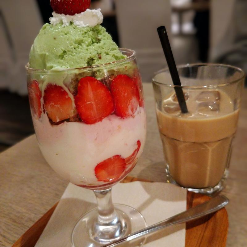 ストロベリーとピスタチオのパフェ(和カフェyusoshi chano-ma 立川)