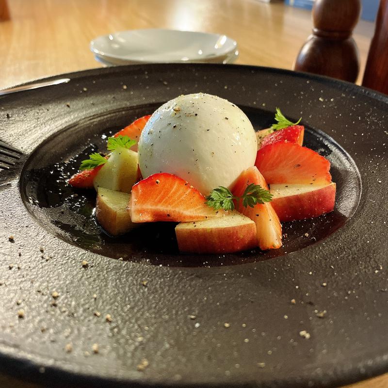 ブラータチーズと旬の果実のカプレーゼ(代官山のんき)