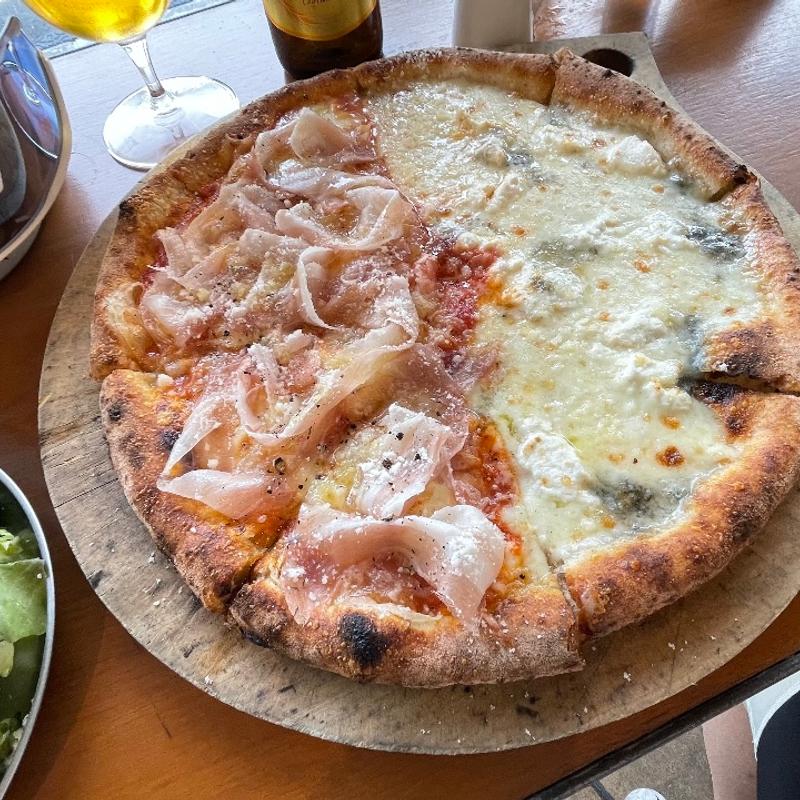 クアトロフォルマッジォ&サルシッチャ　ハーフ&ハーフ(CRAZY PIZZA)