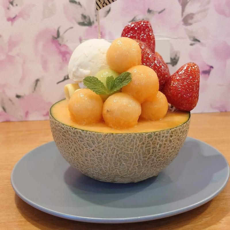 半玉メロンといちご飴のパフェ(カフェド ペル)