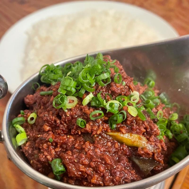 赤キーマカレー(ヒマラヤユキノシタ)