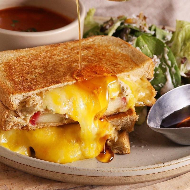 ツナと焼きりんごのチーズメルトサンド(MARFA CAFÉ)