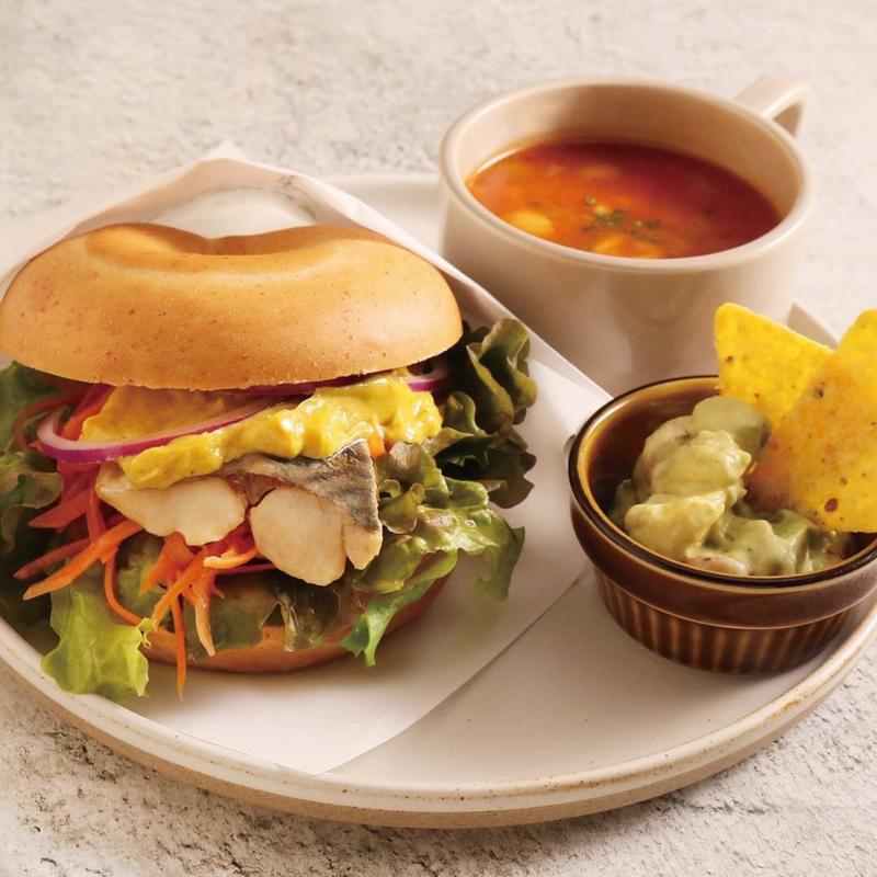 サバとメキシカンカレーマヨソースのベーグルサンド(MARFA CAFÉ)