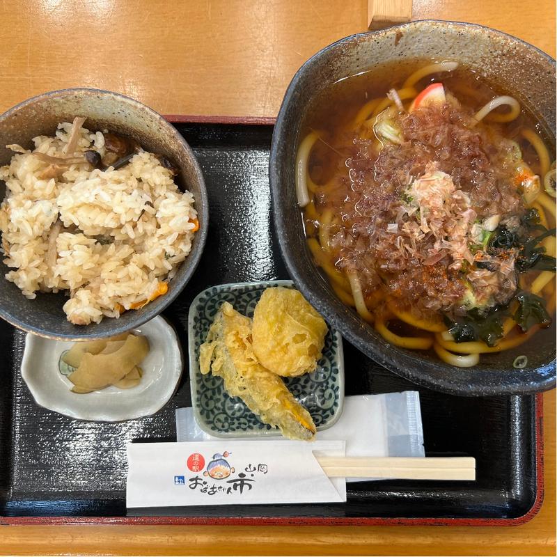 うどん定食？(山菜おこわ)(道の駅 おばあちゃん市・山岡)