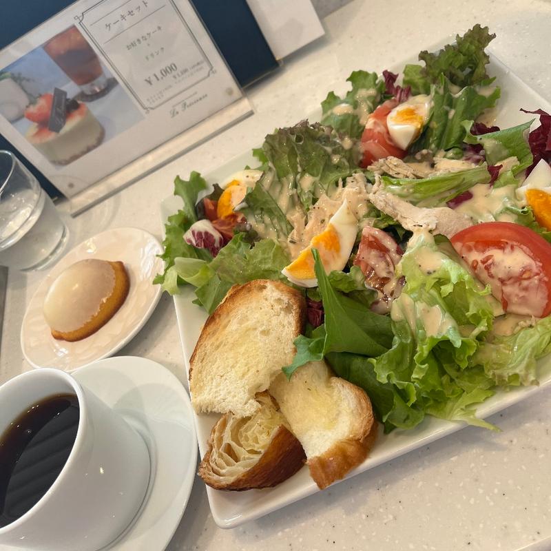 バジルチキンサラダ、パン、珈琲、焼き菓子(ラ・プレシューズ 四谷)