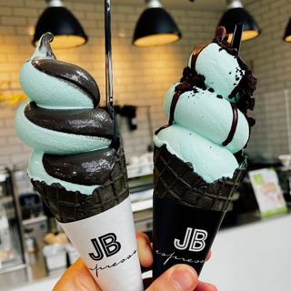 JBソフトクリーム　チョコミント&ミックス(JB ESPRESSO MORIHICO. サイクルロード)
