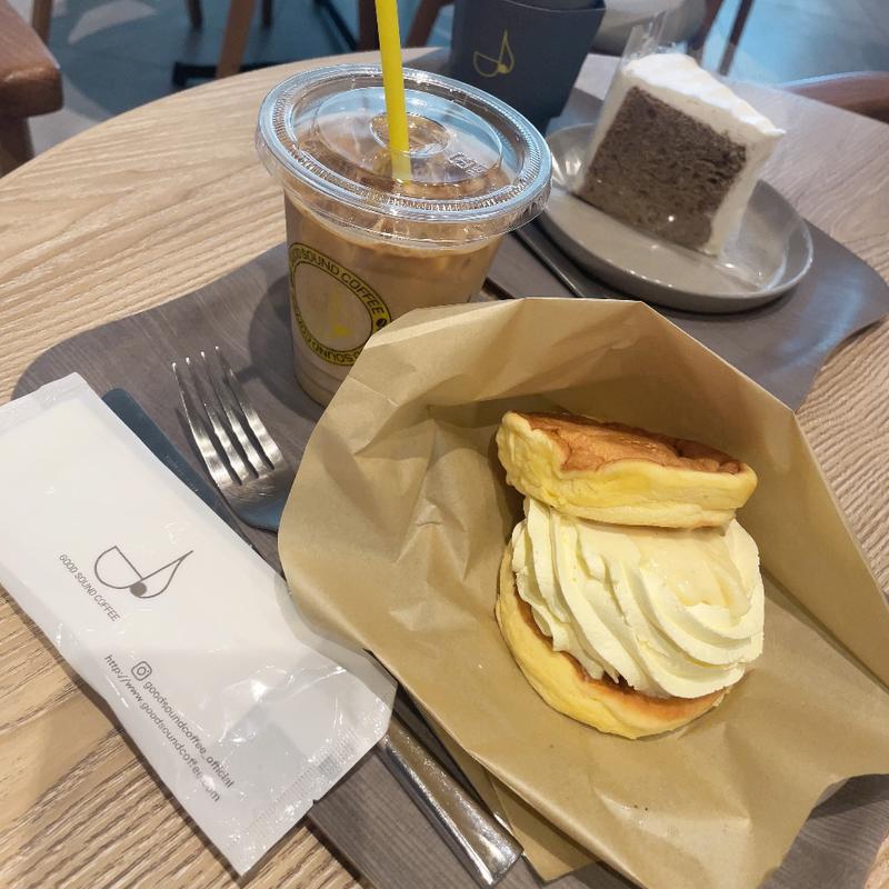 カスタードホイップサンドパンケーキ&カフェオレ(GOOD SOUND COFFEE セブンパーク天美店)