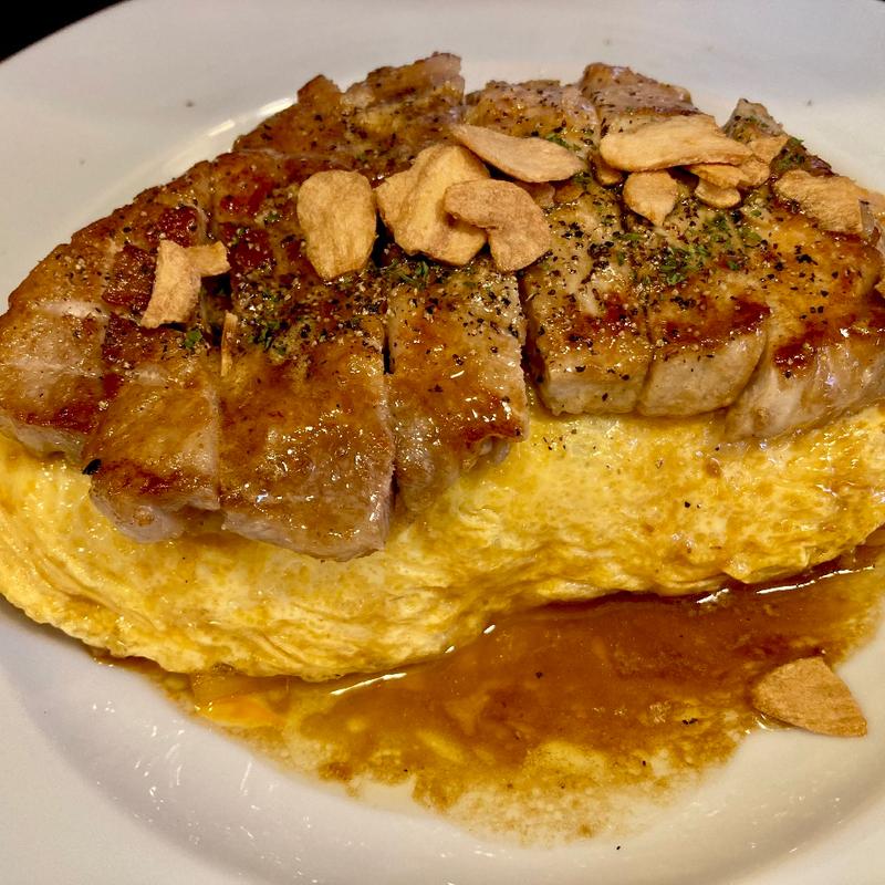 オムライス　ポークソテーのせ(美味卵家 （ウマタマヤ）)