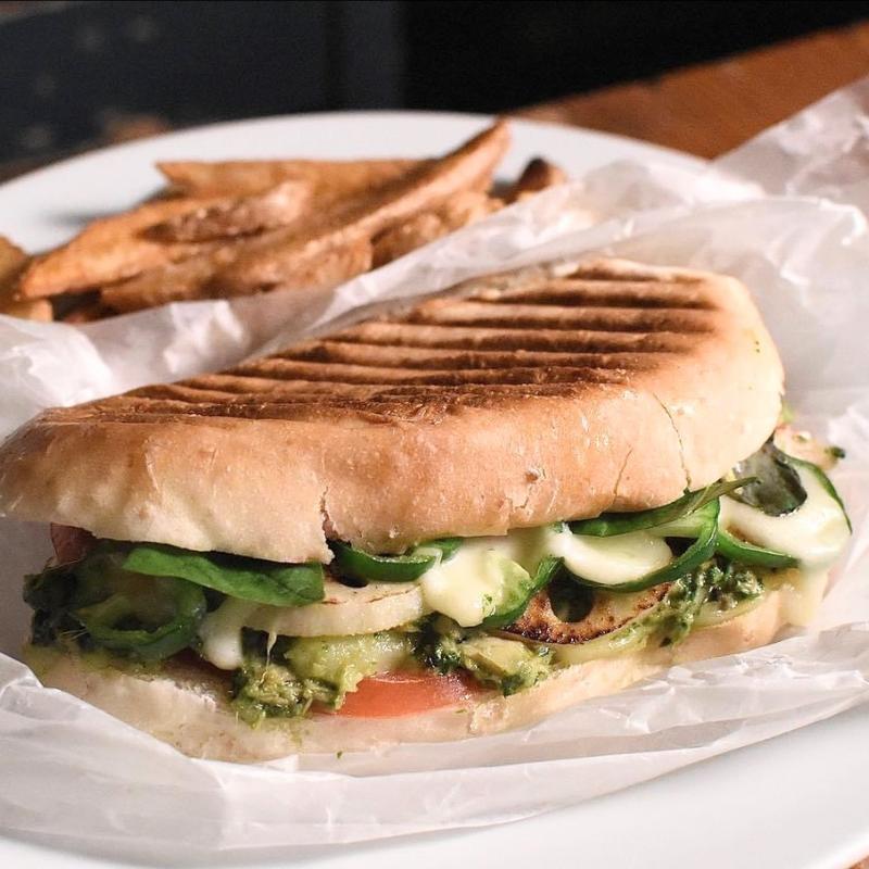 ツナとバジル・レンコンのチャパタパニーニ(ブルックリンパーラー新宿)