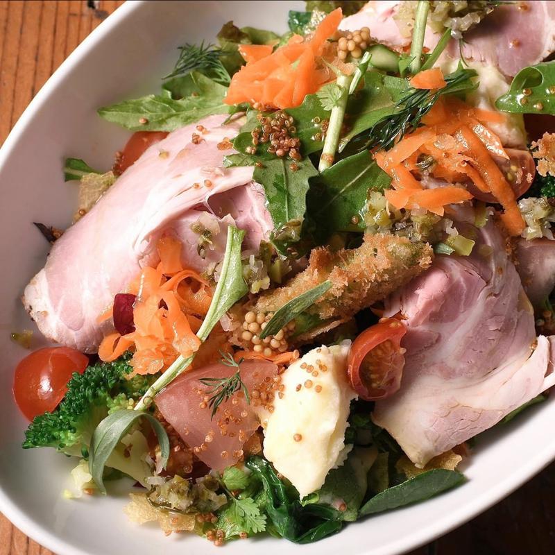 薄切りローストポークと固焼き卵・季節野菜のサラダ(ブルックリンパーラー新宿)