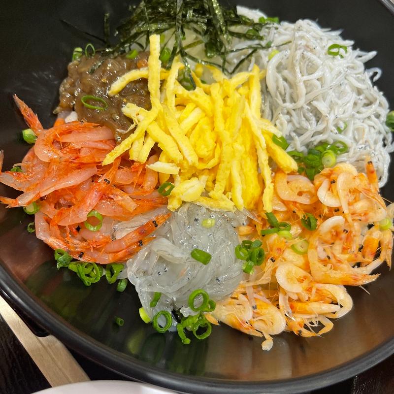 桜海老と駿河湾産しらすの五色丼(海の幸と山の幸 するが食堂 NEOPASA駿河湾沼津下り店)