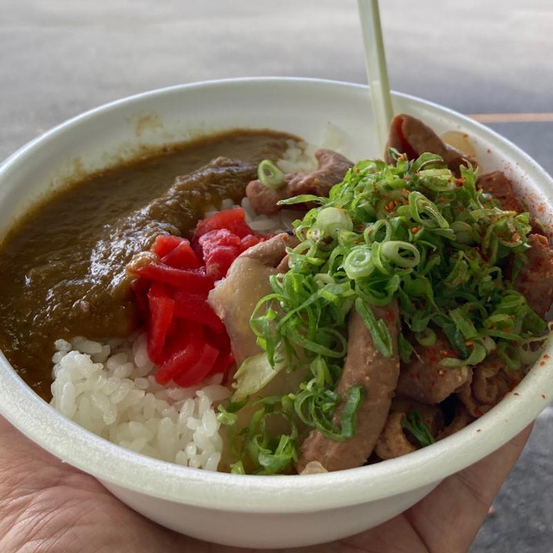 カレーと煮込みのあいがけ丼(さとう売店)