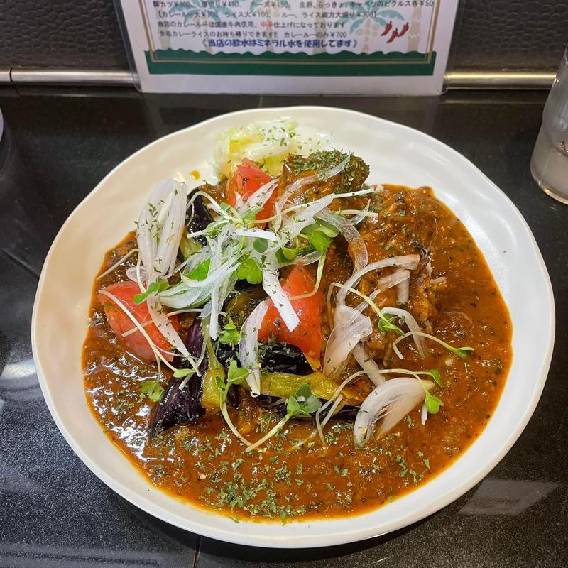 粗挽きスパイスの骨付きチキンカレー(カレー屋 本格カレー カルダモン.)