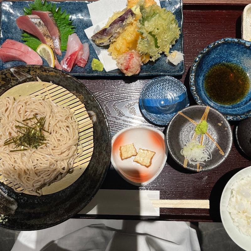 小マグロ丼・蕎麦セット(和食膳や 和灯)