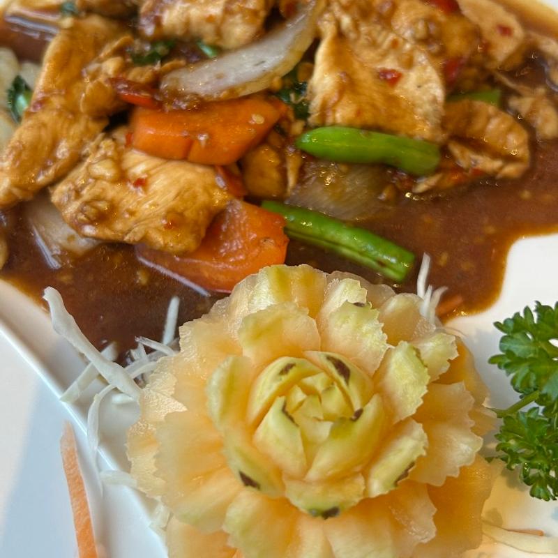 チキンとバジルの炒め物(Thai Sarocha Restaurant)