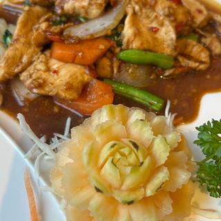 チキンとバジルの炒め物(Thai Sarocha Restaurant)