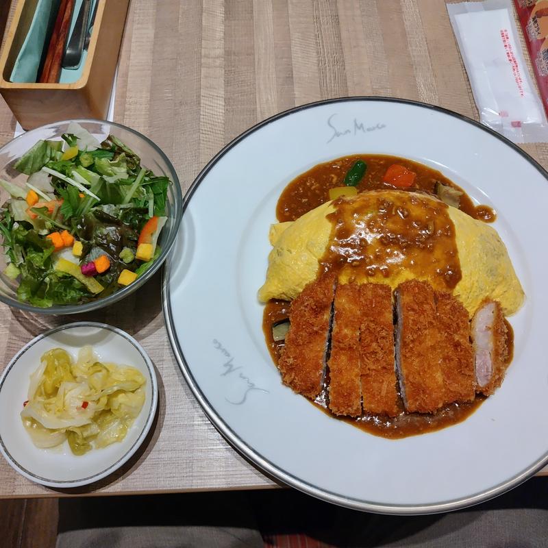 オムライスサラダランチカツ乗せ(カレーダイニング・サンマルコ)