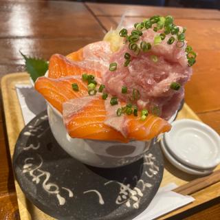 サーモンネギトロ丼(シハチ鮮魚店)