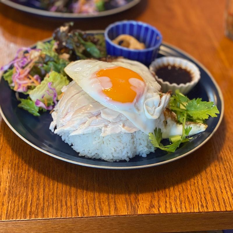 カオマンガイプレート 目玉焼きトッピング(Honzan)