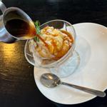 桃のアフォガード(氷と喫茶 ivy)